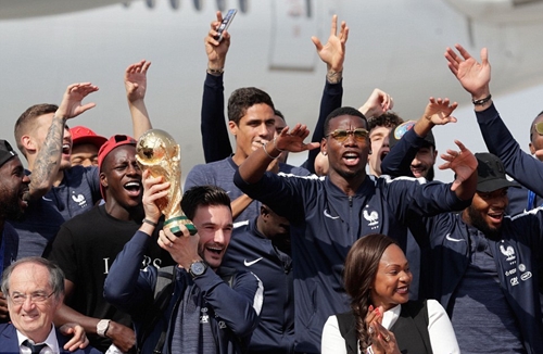 “Biển người” chào đón đội tuyển Pháp rước cúp vàng về nước